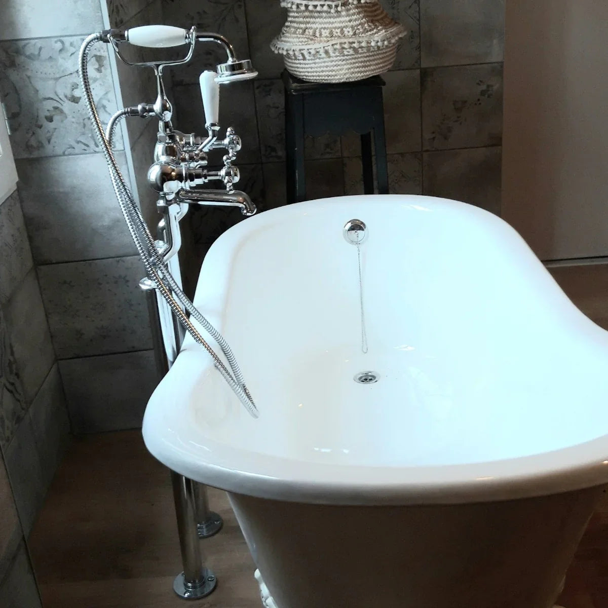Colonne de robinetterie sur pied pour baignoire îlot avec douchette et poignées céramique
