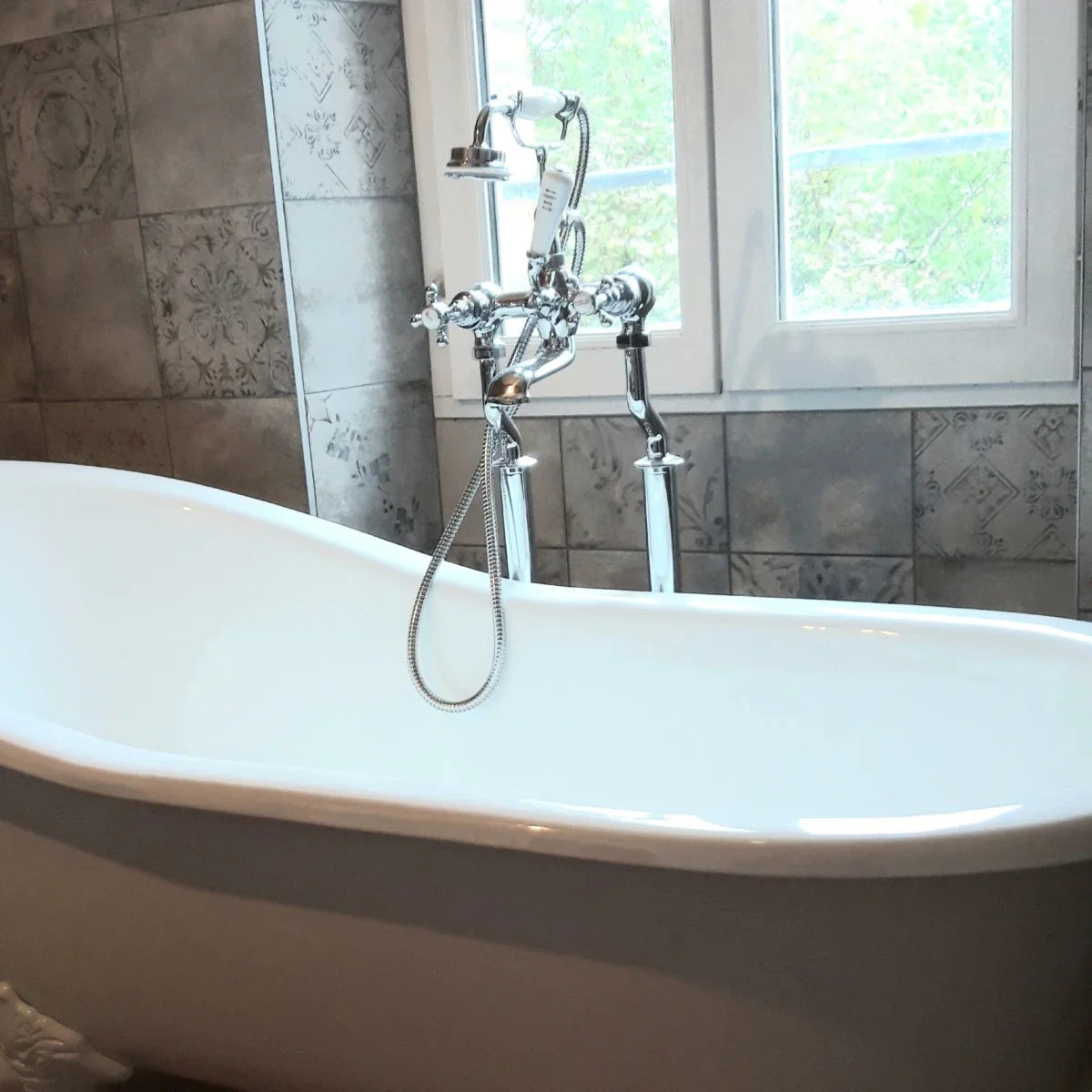 Colonne de robinetterie sur pied pour baignoire îlot avec douchette et poignées céramique